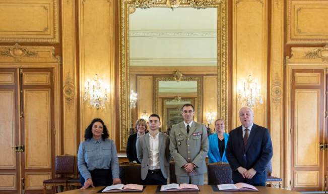 Signature d’une charte entre l’armée et l’entreprise Seela pour la reconversion professionnelle des militaires blessés